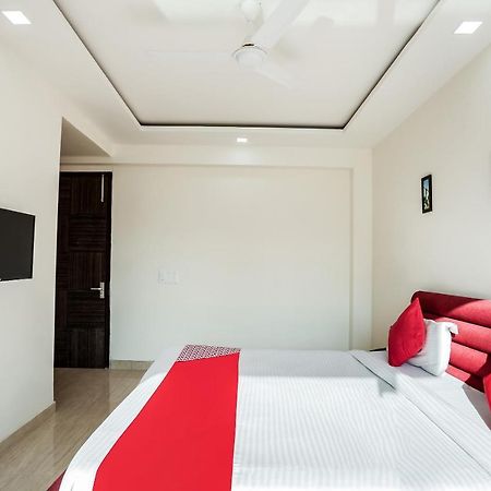 Oyo 65118 Hotel Vatika Гургаон Экстерьер фото