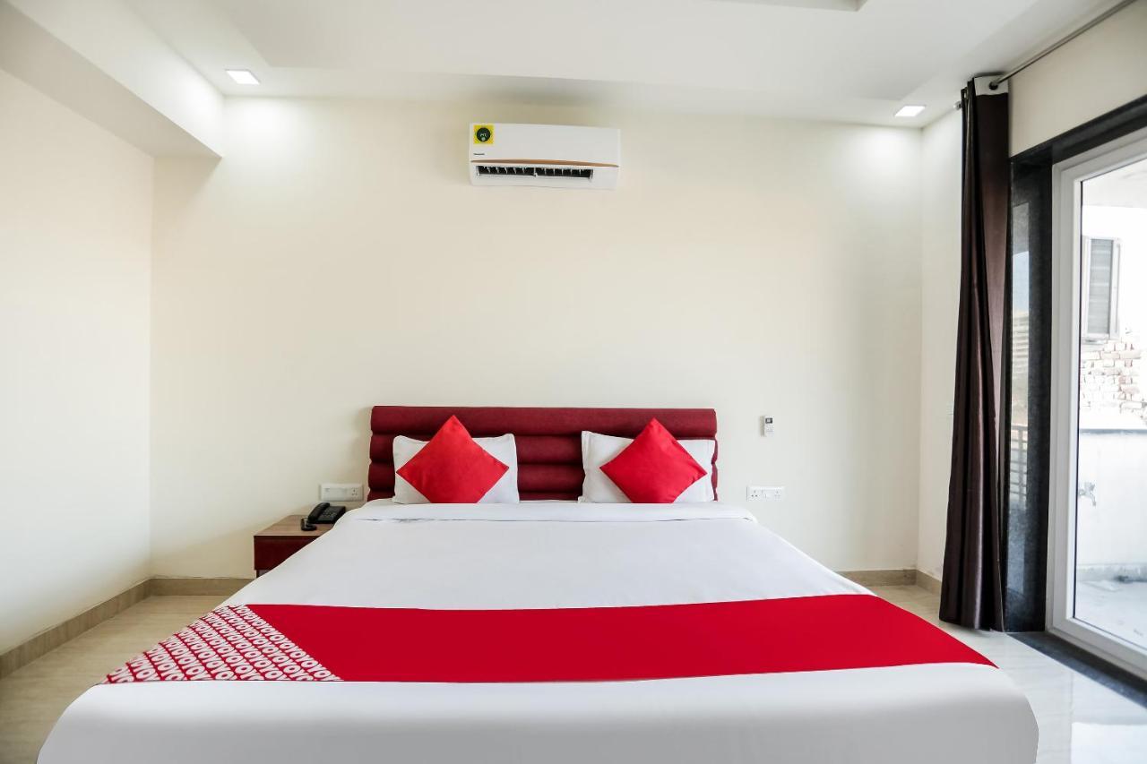 Oyo 65118 Hotel Vatika Гургаон Экстерьер фото