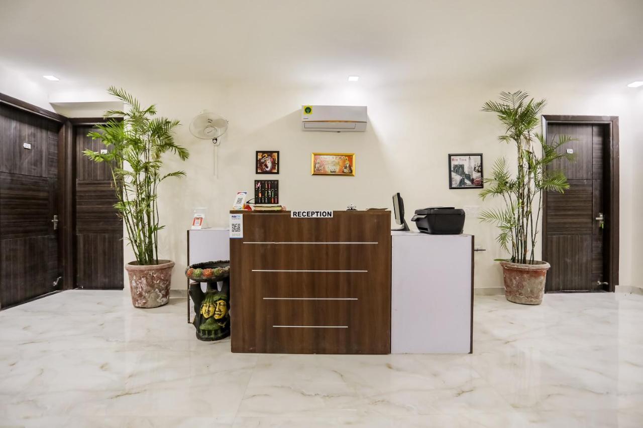 Oyo 65118 Hotel Vatika Гургаон Экстерьер фото